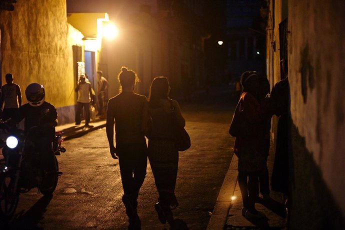 Archivo - Cubanos por las calles de La Habana, la capital de la isla.