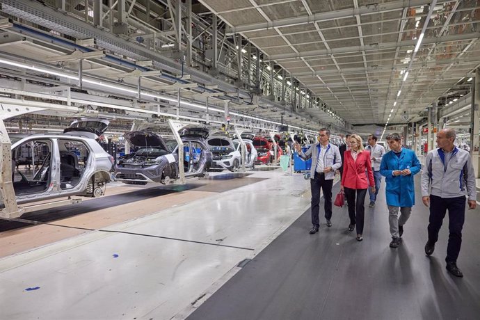 Visita de la embajadora alemana en España, Maria Margarte Gosse, a la fábrica de Volkswagen Navarra