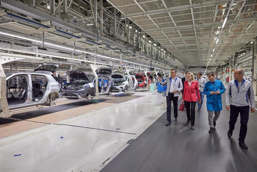Visita de la embajadora alemana en España, Maria Margarte Gosse, a la fábrica de Volkswagen Navarra