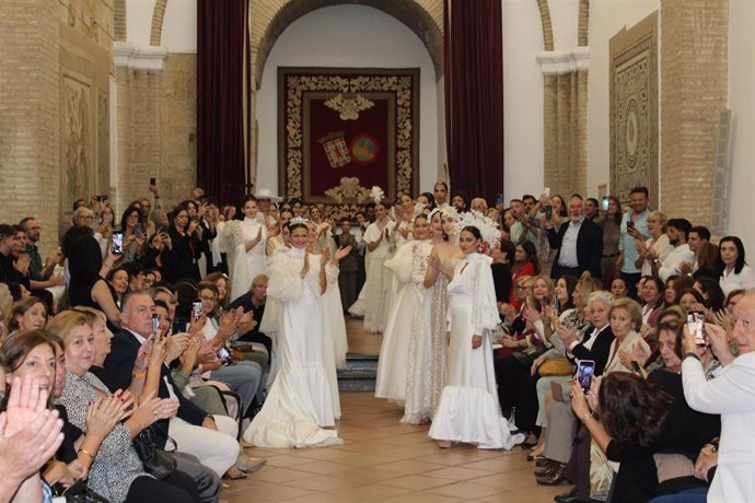 El Alcázar de los Reyes Cristianos acoge un desfile solidario con vestidos de novia de Francisco Tamaral.