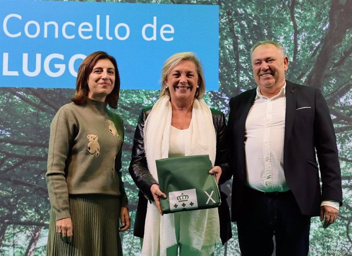 La conselleira de Medio Ambiente e Cambio Climático, Ángeles Vázquez, entrega la Bandeira Verde a la alcaldesa de Lugo, Paula Alvarellos.