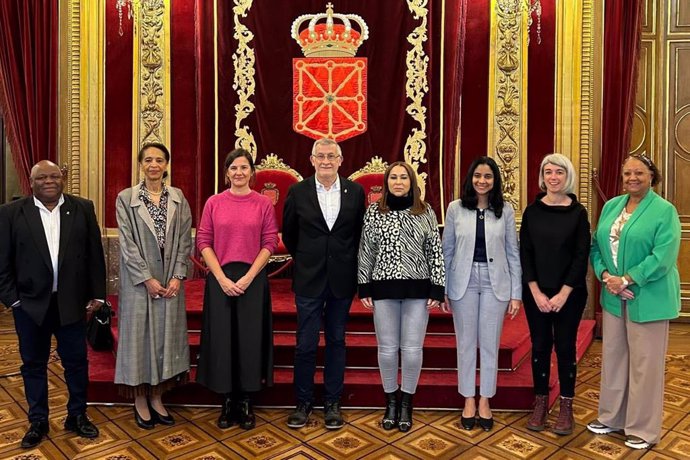 De izquierda a derecha, Justo Fresa, Ninotchka Torres, Patricia Abad, el vicepresidente Félix Taberna, la ministra Mayra Jiménez, Addys Claribel Then, Sara San Julián y Josefina Zabalza.