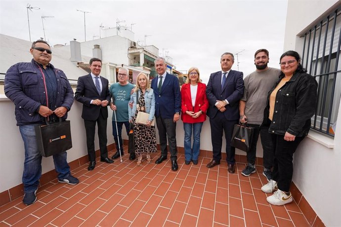 Sanz con las familias adjudicatarias de las viviendas en la calle Sol