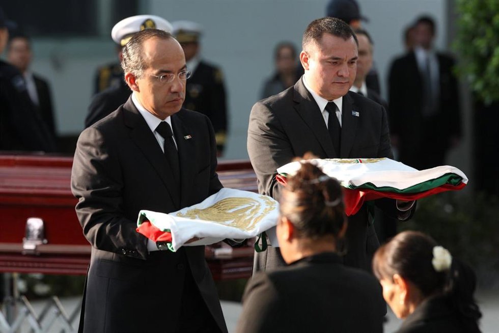 Archivo - El expresidente de México Felipe Calderón (2006-2012) y el que fuera su secretario de Seguridad Pública, Genaro García Luna.