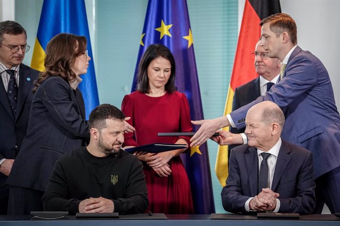 Archivo - El presidente de Ucrania, Volodimir Zelenski, junto al canciller alemán, Olaf Scholz, en Berlín.