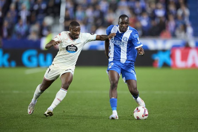 Mamadou Sylla of Real Valladolid CF competes for the ball with Moussa Diarra of Deportivo Alaves during the LaLiga EA Sports match between Deportivo Alaves and Real Valladolid CF at Mendizorrotza on October 18, 2024, in Vitoria, Spain.