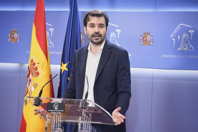 El diputado de Podemos Javier Sánchez Serna durante una rueda anterior a la reunión de la Junta de Portavoces, a 15 de octubre de 2024, en Madrid (España).