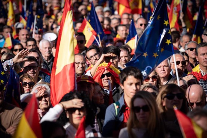 Archivo - Cientos de personas durante una manifestación contra la amnistía, en Cibeles, a 18 de noviembre de 2023, en Madrid (España). 