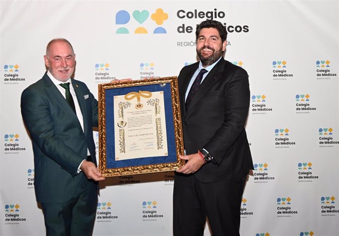 López Miras recibe la Medalla de Colegiado de Honor con Emblema de Oro del Colegio Oficial de Médicos de la Región