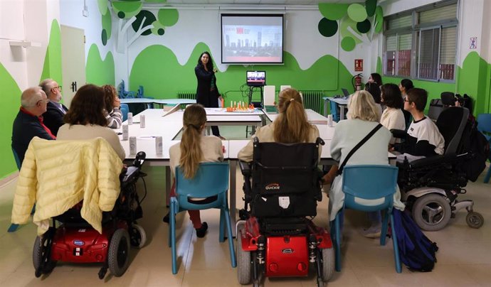 Los talleres participativos utilizan un vocabulario accesible y recursos visuales/táctiles adaptados.