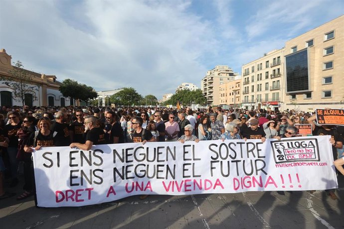 Archivo - Cientos de personas durante una manifestación contra la masificación turística y por la vivienda digna.