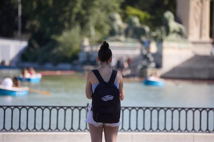 Archivo - Una mujer en el parque de El Retiro durante una segunda ola de calor, a 23 de julio de 2024, en Madrid (España).