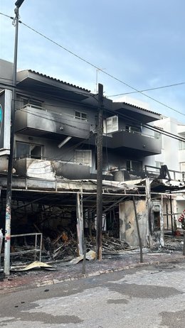 Edificios de la calle Alzines de Sant Josep afectados por el incendio en dos locales.