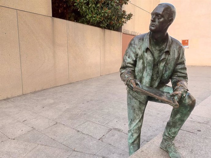 Escultura 'El lector', de Félix Hernando García