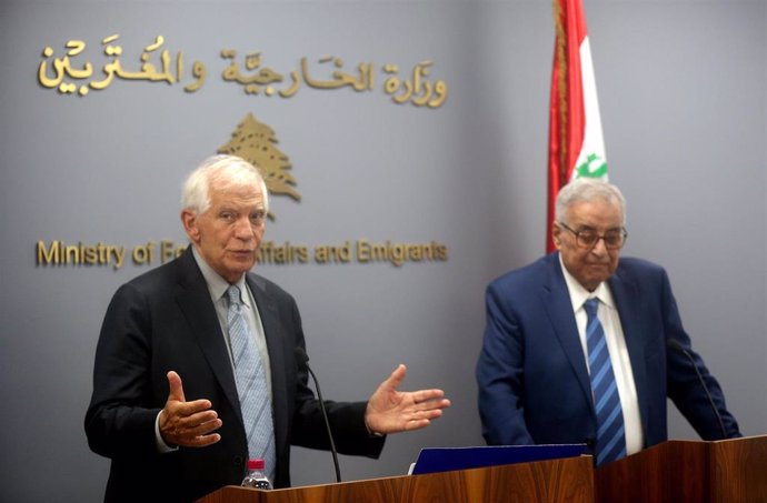 Archivo - Josep Borrell con el ministro de Exteriores de Líbano, Abdalá Bou Habib, en Beirut