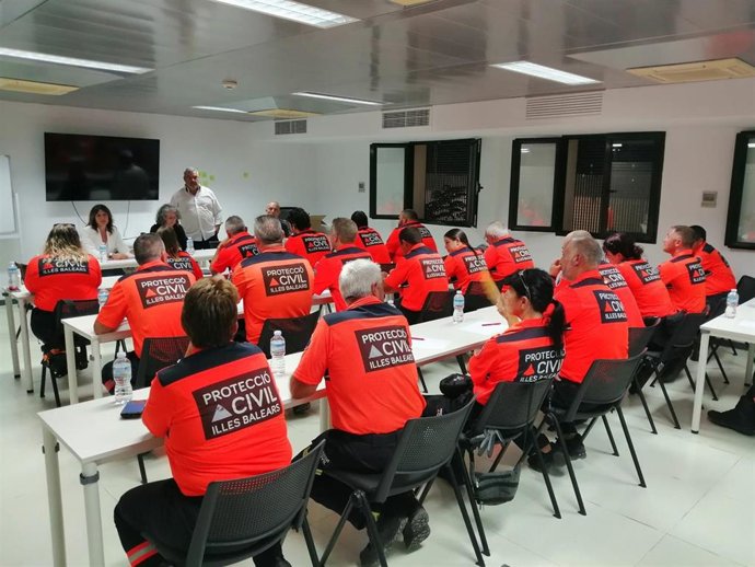 Voluntarios de Protección Civil participan en un curso de formación.