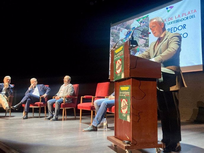 El consejero de Infraestructuras, Transporte y Vivienda, Manuel Martín Castizo, interviene en Plasencia en las jornadas para reclamar la reapertura del Tren Ruta de la Plata