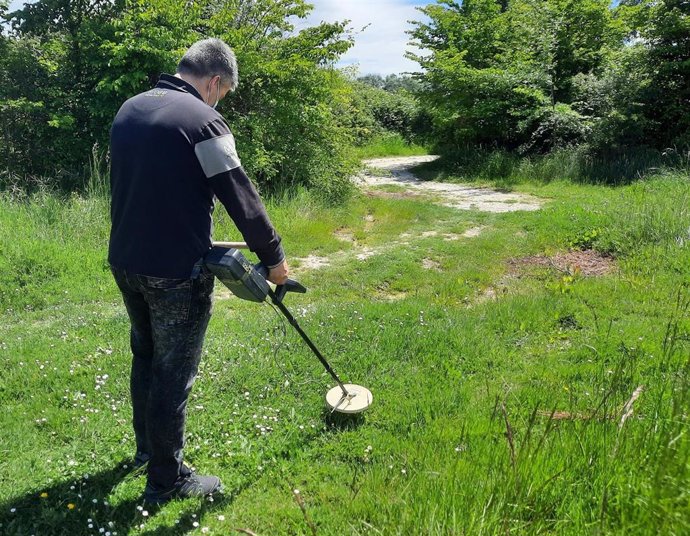 Archivo - Un hombre maneja un detector de metales en una imagen de archivo.