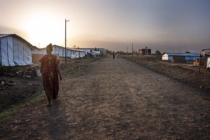 Archivo - May 26, 2024, Mekele, Tigray, Ethiopia: A woman walks through a long dirt road inside the largest refugee camp in Mekele. The war in Tigray, Ethiopia, which pitted the TPLF (Tigray People's Liberation Front) against the Ethiopian government, las