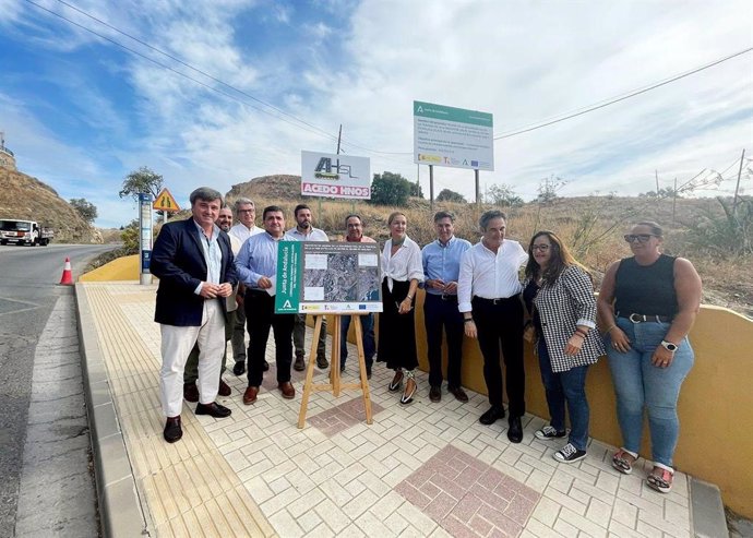 La delegada de Fomento,, María Rosa Morales, ha visitado las obras en su inicio junto a los concejales malagueños de Seguridad y del distrito de Ciudad Jardín, Avelino Barrionuevo, y del de Derechos Sociales y del distrito Centro, Francisco Cantos.