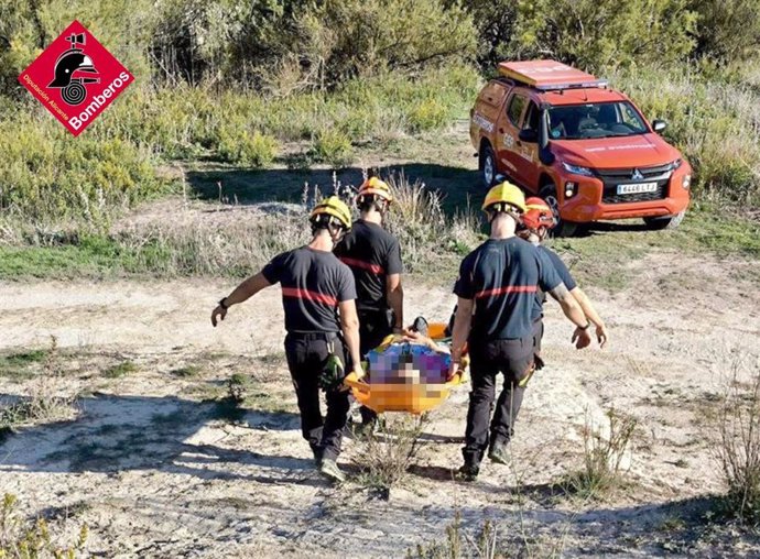 Rescatan a una senderista con una tibia fracturada junto al embalse de Relleu