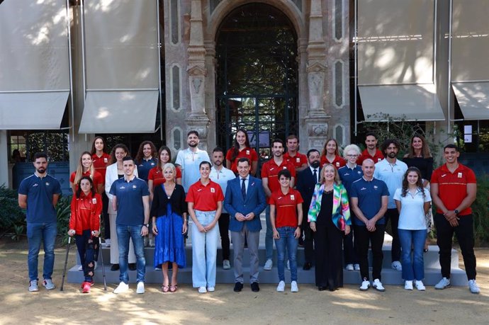 El presidente de la Junta, Juanma Moreno, ha recibido este sábado en el Palacio de San Telmo de Sevilla a deportistas andaluces que han participado en los Juegos Olímpicos y Paralímpicos 2024