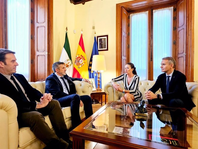 La delegada del Gobierno de la Junta en Almería, Aránzazu Martín, junto al delegado de Empleo, Empresa y Trabajo Autónomo, Amós García, ha recibido a una representación de la Asociación de Trabajadores Autónomos de Andalucía (ATA)