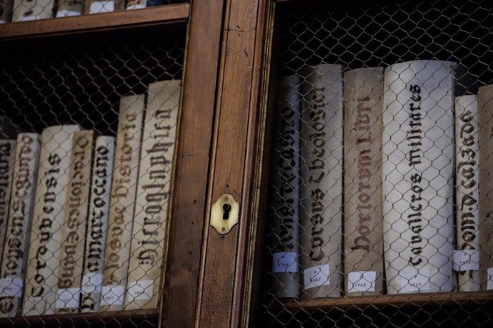 Archivo - Una estantería con libros en uno de los salones de la sede de la Biblioteca Nacional de España, a 20 de abril de 2023, en Madrid (España).