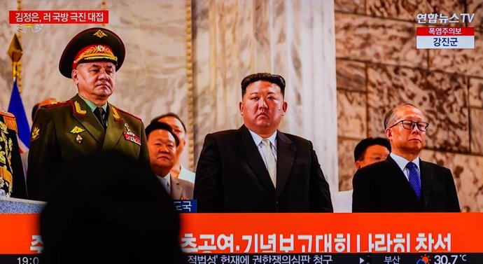 Archivo - July 28, 2023, Seoul, South Korea: A TV screen shows an image of North Korean leader Kim Jong Un (C) with Russian Defense Minister Sergei Shoigu (L) and Chinese Communist Party politburo member Li Hongzhong (R) at a military parade to mark the 7