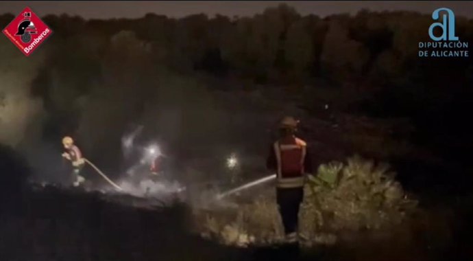 Extinguido un incendio con tres focos en las Lagunas de la Mata de Torrevieja