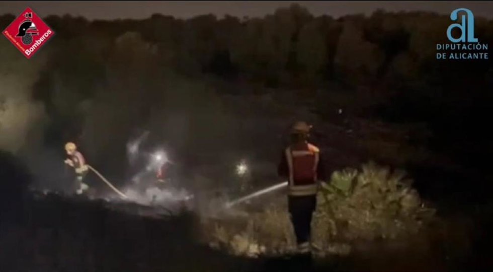 Extinguido un incendio con tres focos en las Lagunas de la Mata de Torrevieja