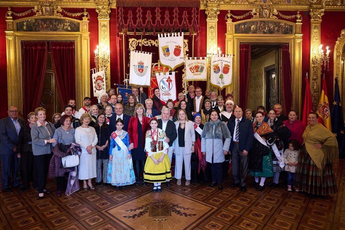 La vicepresidenta Ana Ollo recibe en el Palacio de Navarra a una representación de la Federación de Casas Regionales de Navarra con motivo de la celebración de su 35 Semana Cultural