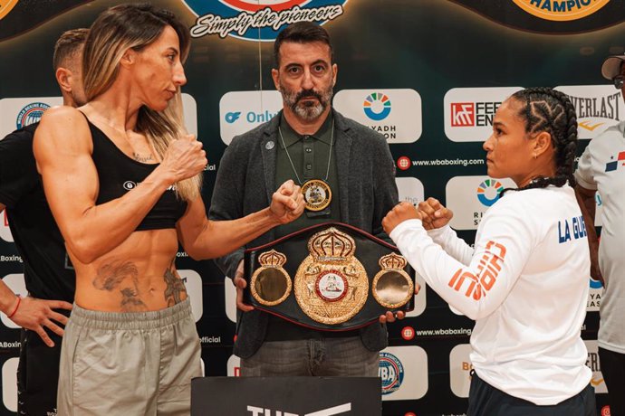 Jennifer Miranda y Teresa Almengor, durante un pesaje en el gimnasio The Boxer Club.