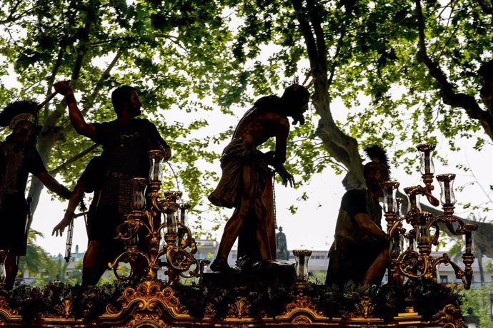 Archivo - El paso de misterio de las Cigarreras en el Santo Entierro Grande camino de la Catedral el 8 de abril del 2023 en Sevilla.