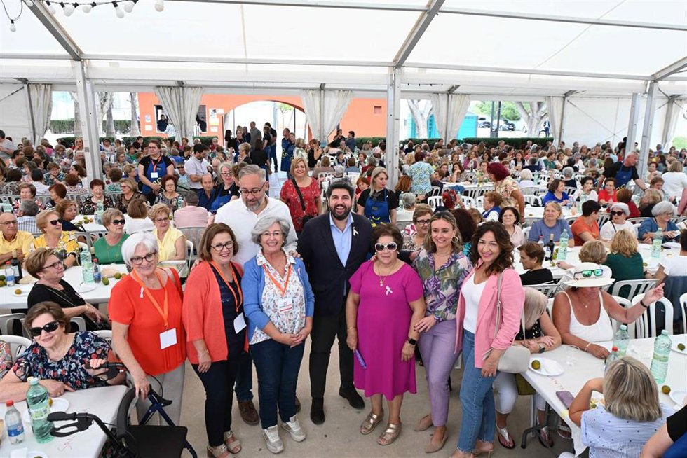El presidente de la Comunidad, Fernando López Miras, asistió hoy en Santomera a la IV Jornada de Convivencia 'Amas de Casa y Consumo Familiar'