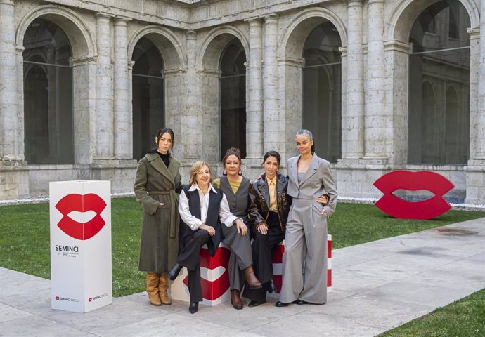 Las actrices Vicky Luengo, Carmen Machi, Bárbara Lennie y Beatriz Grimaldos junto a la directora Carolina África, en el medio. Presentan 'Verano en diciembre' en la 69 Seminci.