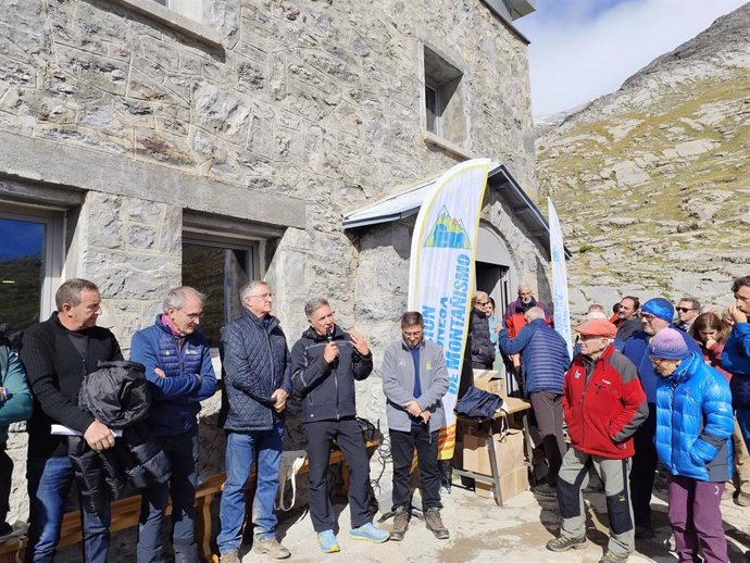 El consejero de Medio Ambiente y Turismo del Gobierno de Aragón, Manuel Blasco, tercero por la izquierda,  junto al vicepresidente primero de la DPH, Ricardo Oliván, este sábado en la inauguración de la reforma del refugio de Góriz, en Fanlo  (Huesca).