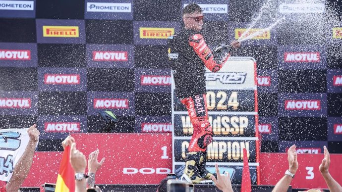 El piloto español Adrián Huertas, campeón del mundo más joven de la historia de Supersport