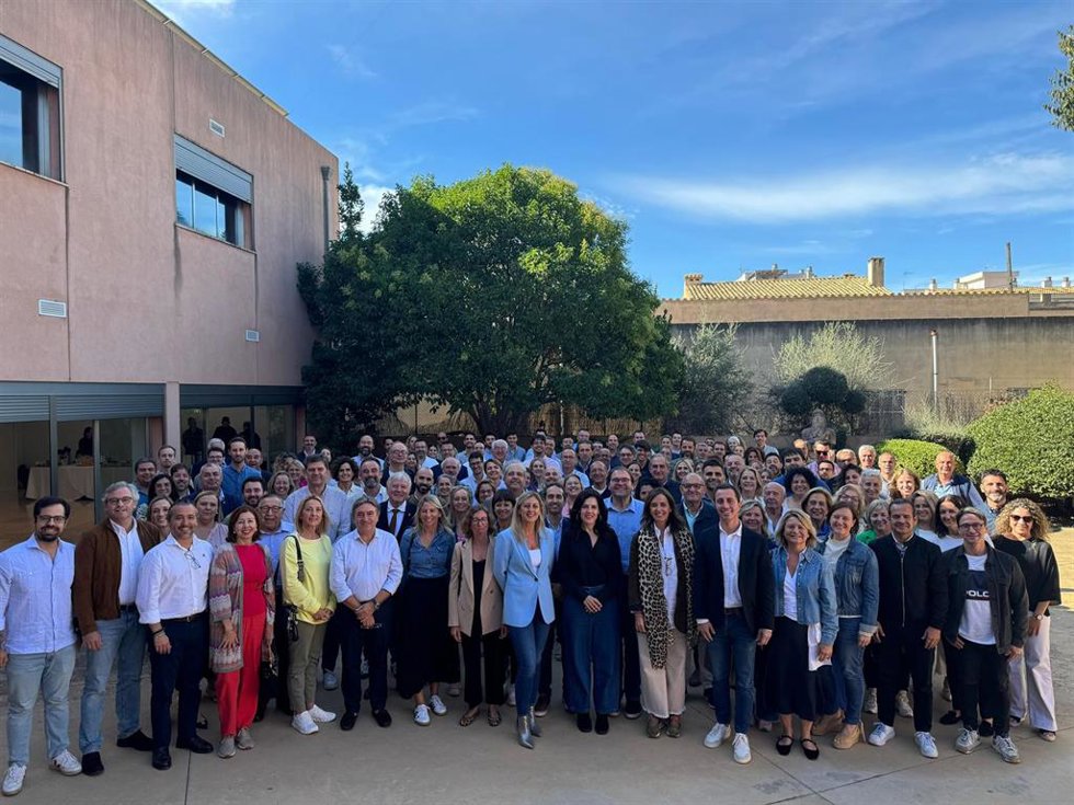 La presidenta del PP de Baleares, Marga Prohens, y el presidente del PP de Mallorca, Lloren Galmés, asisten a unas jornadas sobre municipalismo en Mallorca.