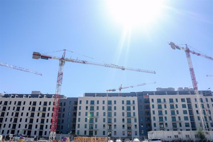 Archivo - Viviendas en construcción, a 10 de septiembre de 2024, en Madrid (España). La Comunidad de Madrid alcanzará a lo largo de la presente legislatura la cifra de 10.500 nuevas viviendas de alquiler a precio asequible de su Plan Vive. El Gobierno mad