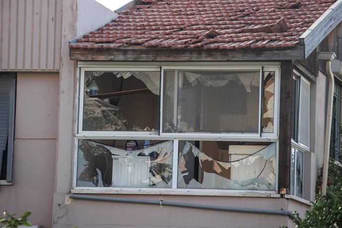 Archivo - ACRE, Aug. 25, 2024  -- This photo taken on Aug. 25, 2024 shows a building hit directly by a rocket fired from Lebanon overnight, in the northern Israeli city of Acre. Hezbollah has launched a large-scale drone attack against Israel Sunday morni