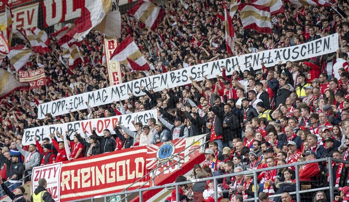 19 October 2024, Rhineland-Palatinate, Mainz: Mainz fans hold up banners against former coach Klopp before the German Bundesliga soccer match between FSV Mainz 05 and RB Leipzig at Mewa Arena. Photo: Torsten Silz/dpa - WICHTIGER HINWEIS: Gemä den Vorgabe