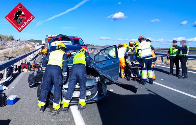 Herido tras chocar un coche con un camión averiado en la A-33 en Villena