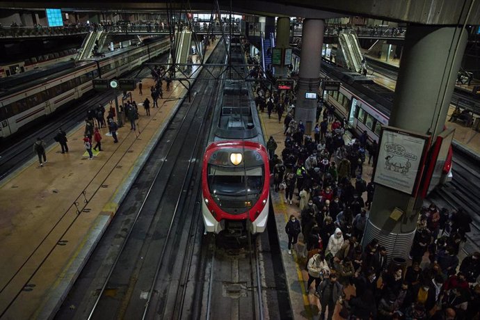 Archivo - Acumulación de viajeros en un andén de la estación de Atocha, a 21 de marzo de 2022, en Madrid (España).