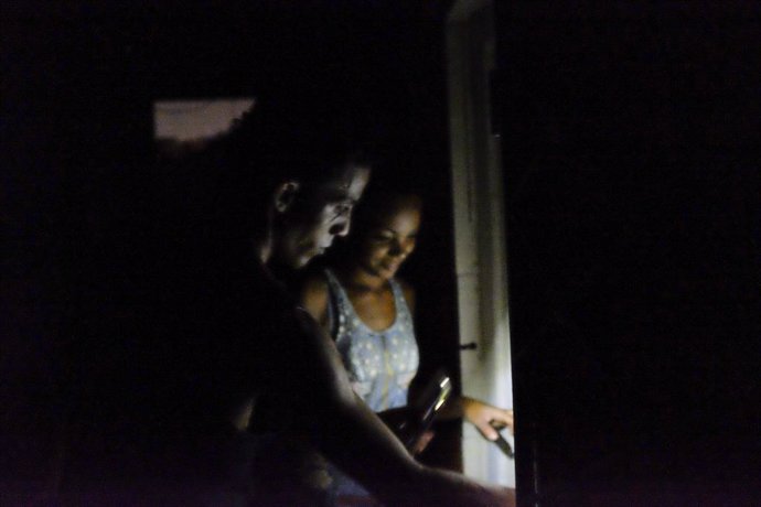 Archivo - Oct. 30, 2015 - Havana, Cuba - Raoul and  his new wife Danielle unlock his front door to their home late in the evening in Havana Cuba, Oct 30 2015. Raoul has an apartment near El Capital but his neighbourhood often has no electricity during the