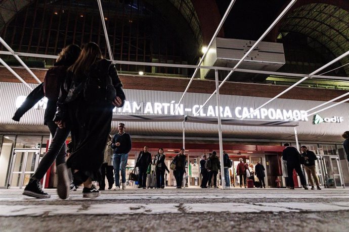 Decenas de personas en el exterior de la estación de Chamartín, a 19 de octubre de 2024, en Madrid (España).