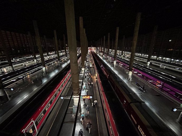 Varias personas en el andén esperan para montar en el tren, en la estación de Atocha, a 19 de octubre de 2024, en Madrid (España). Un tren ha descarrilado en el túnel entre Atocha y Chamartín y aunque del suceso no hay que lamentar fallecidos, ha afectado