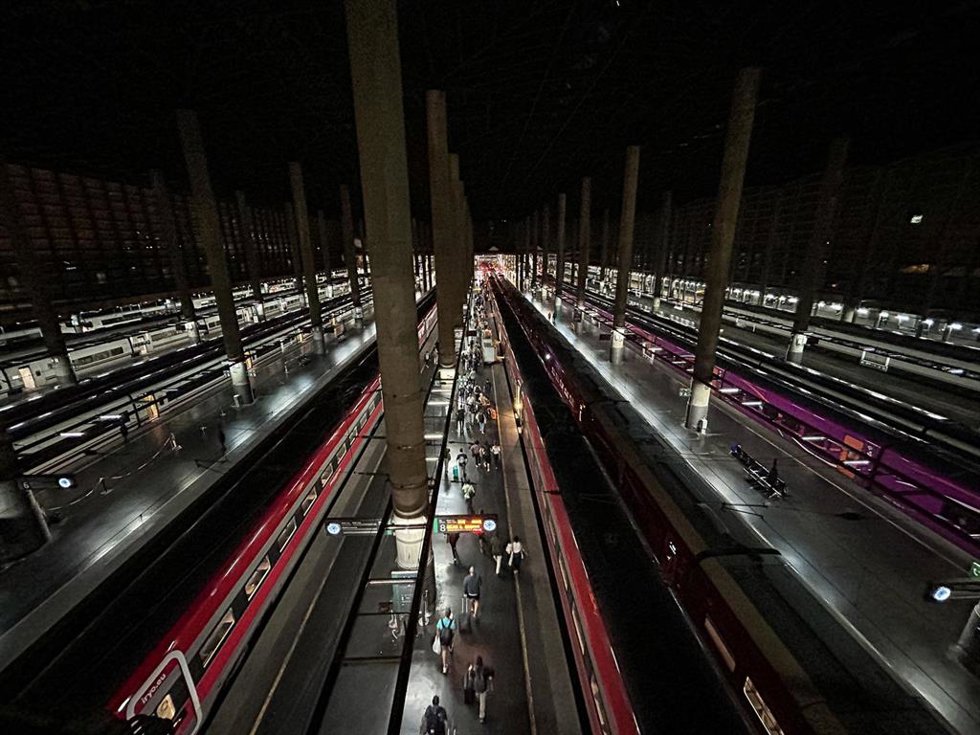 Varias personas en el andén esperan para montar en el tren, en la estación de Atocha, a 19 de octubre de 2024, en Madrid (España). Un tren ha descarrilado en el túnel entre Atocha y Chamartín y aunque del suceso no hay que lamentar fallecidos, ha afecta