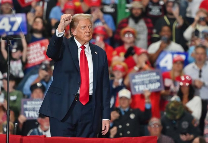 October 9, 2024, Scranton, Pennsylvania, USA: Former President DONALD TRUMP raises a fist at the end of his rally. Republican presidential nominee former President Donald Trump stopped at the Riverfront Sports Complex in Scranton, Pennsylvania to speak 