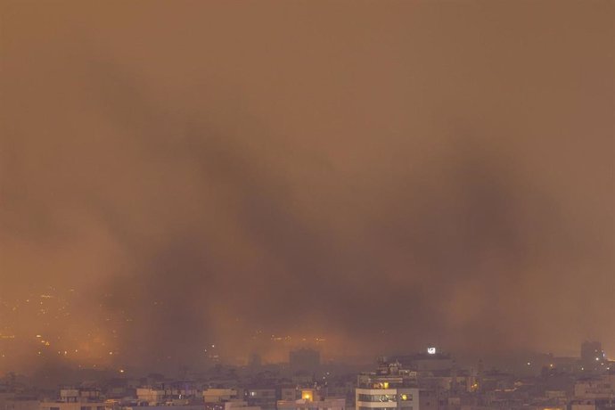 Colas de humo provocadas por los ataques de Israel contra los suburbios de la capital libanesa